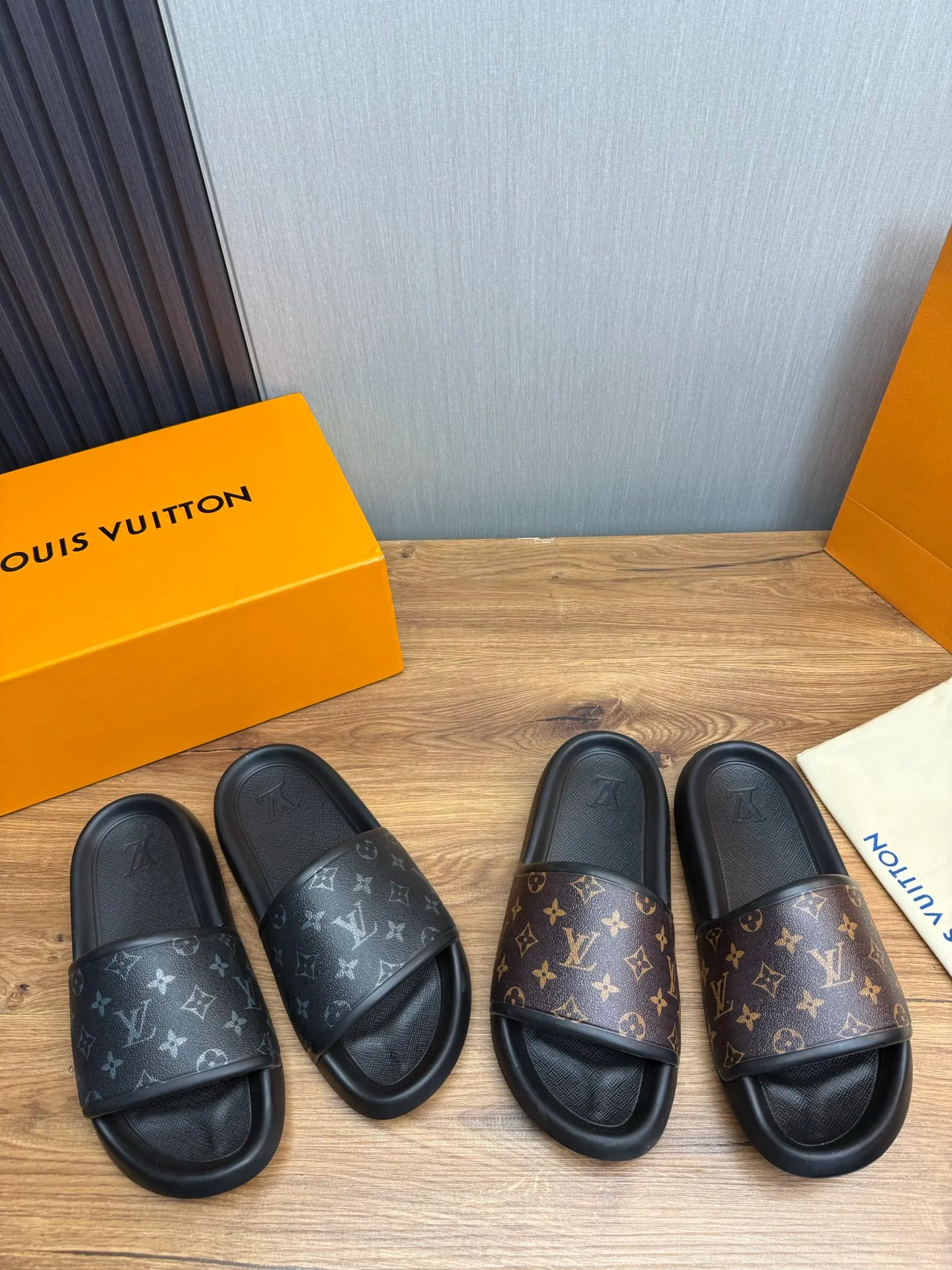 Men's shoes 💰280💰 ▪️LV's popular Little Red Book popular slippers hot sale: 1 shipment✅ Super textured and comfortable slippers, original TPU outsole. Authentic counter box drawer box packaging 🎁Size 38-45